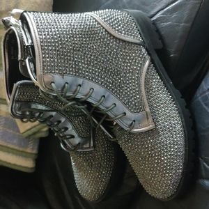 Sz 7:5 silver stud like Design Lab boot